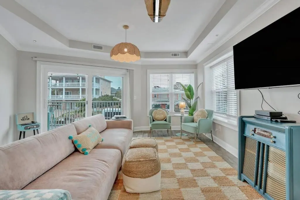 Front W/pool, Restaurant, And Bar Apartment Tybee Island