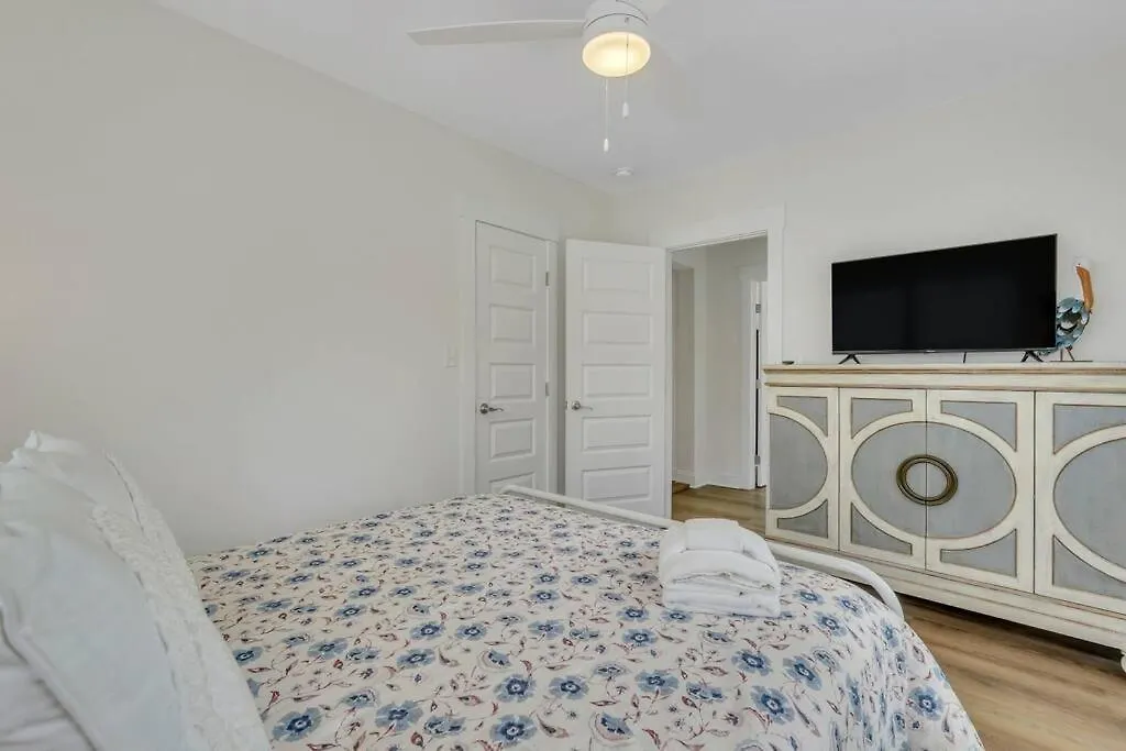 Freshly Renovated Tybee Home:short Walk To B *