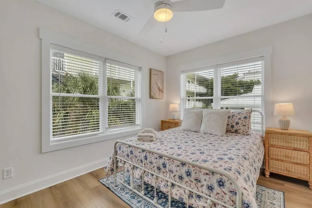 Apartment Freshly Renovated Tybee Home:short Walk To B *