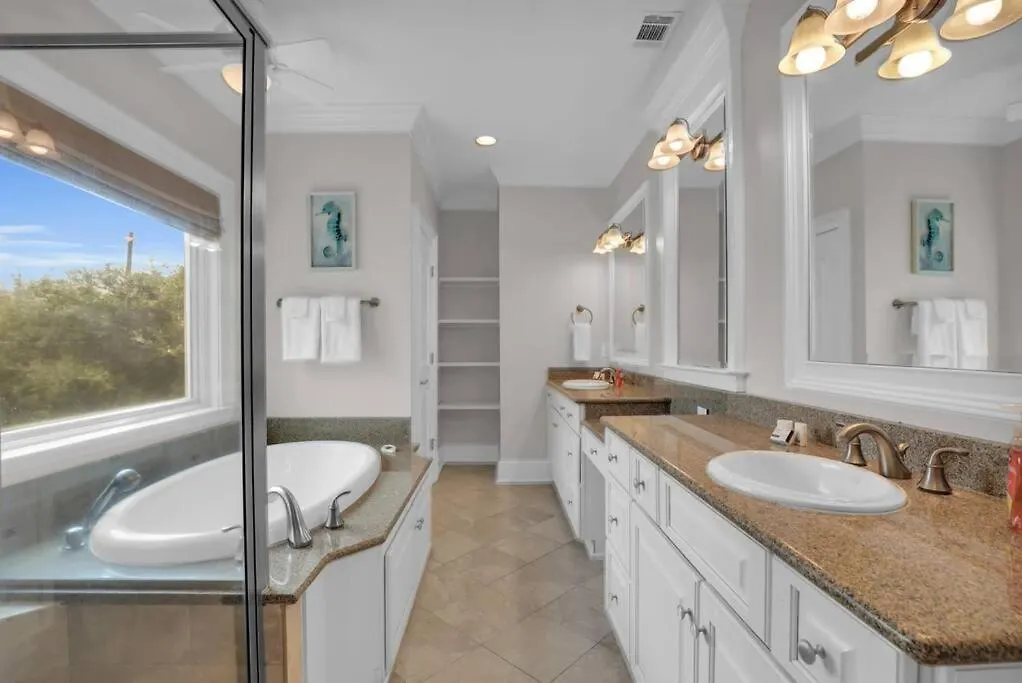 5 Bed 5 Bath Luxury Front W/ocean Views Apartment