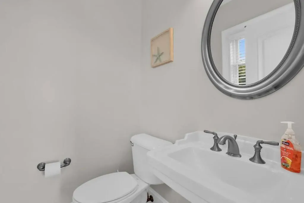 5 Bed 5 Bath Luxury Front W/ocean Views Apartment *