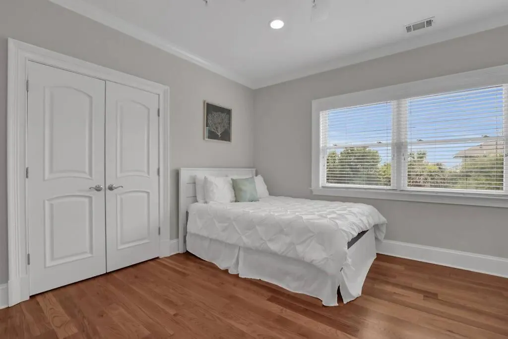 5 Bed 5 Bath Luxury Front W/ocean Views * Tybee Island