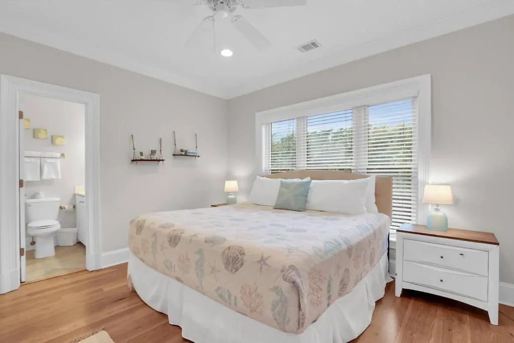 5 Bed 5 Bath Luxury Front W/ocean Views Apartment *