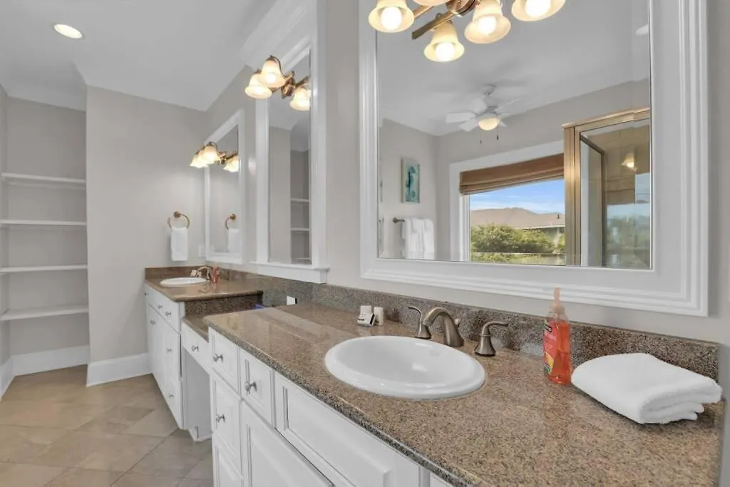 5 Bed 5 Bath Luxury Front W/ocean Views *