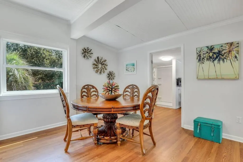 Pineapple By The Sea, 3 Bedroom Home, Steps To Apartment