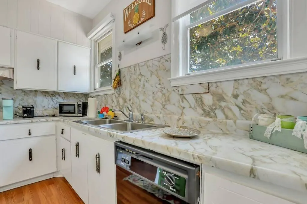 Apartment Pineapple By The Sea, 3 Bedroom Home, Steps To *