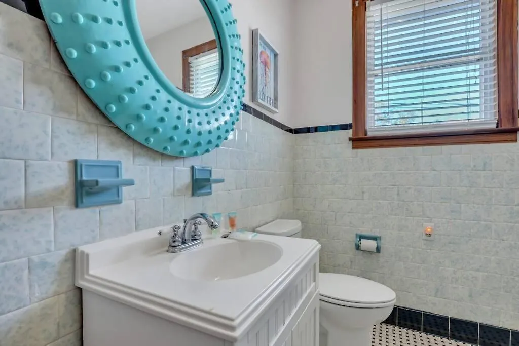 Pineapple By The Sea, 3 Bedroom Home, Steps To Apartment