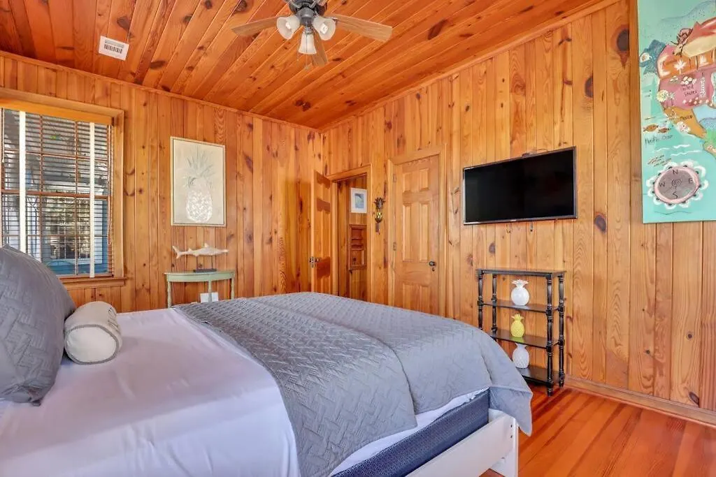 Apartment Pineapple By The Sea, 3 Bedroom Home, Steps To Tybee Island