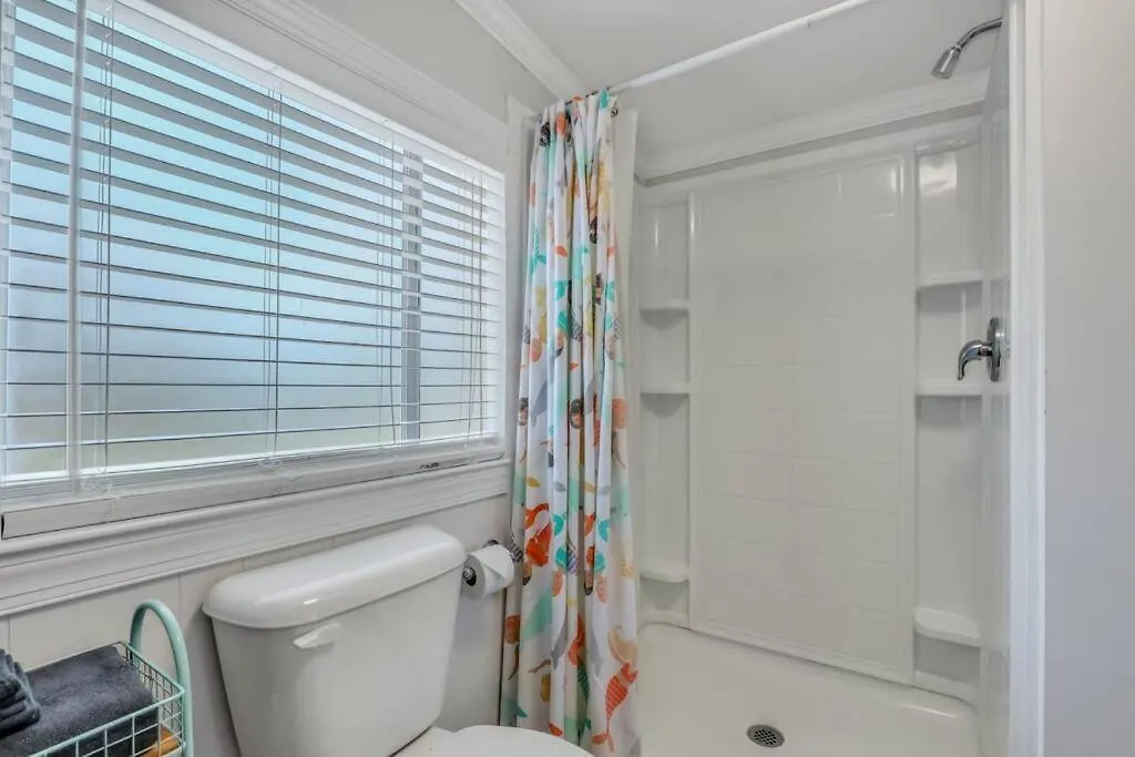 Apartment Pineapple By The Sea, 3 Bedroom Home, Steps To Tybee Island