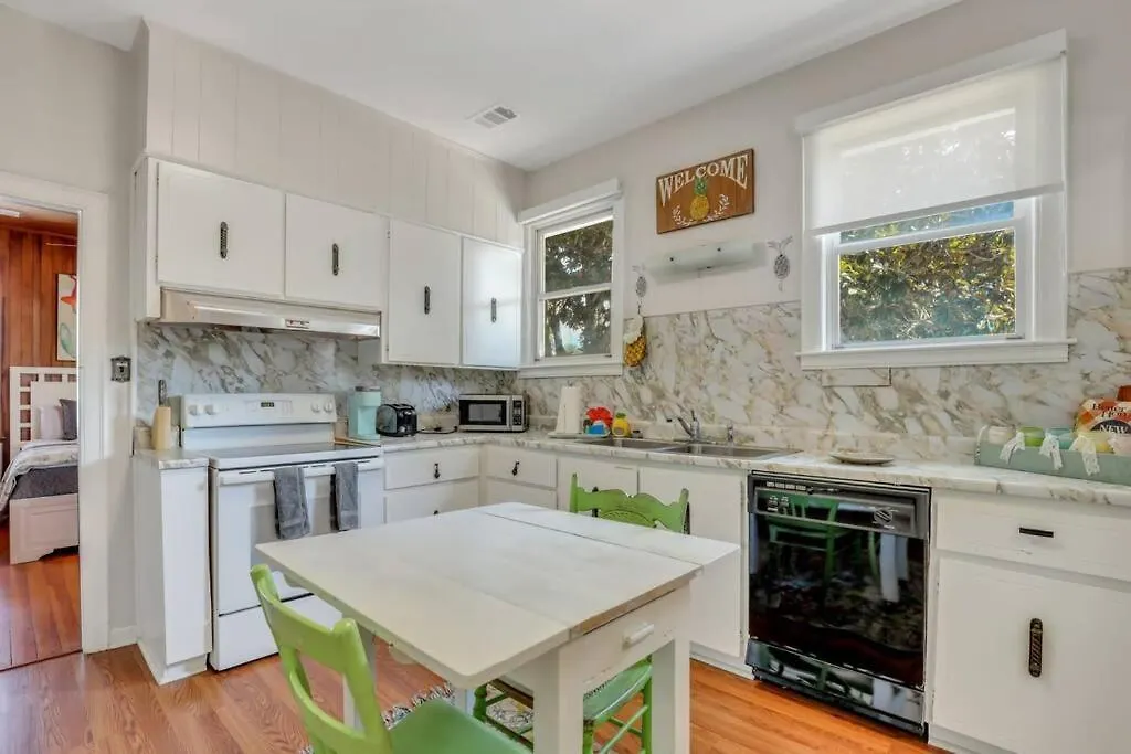Pineapple By The Sea, 3 Bedroom Home, Steps To Apartment *