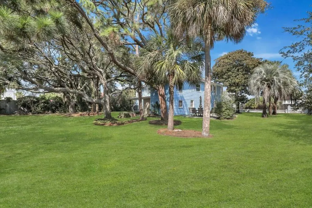 Pineapple By The Sea, 3 Bedroom Home, Steps To