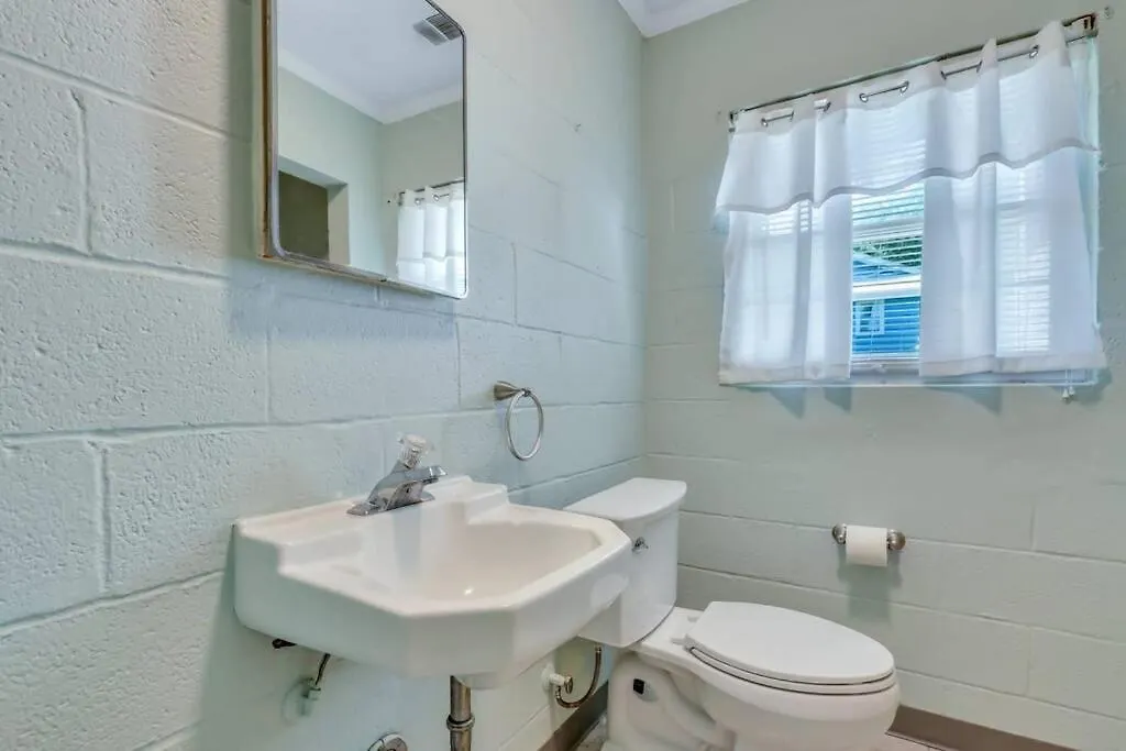 Apartment Gem By The Unit B Walk To Beach, Shops, Bars
