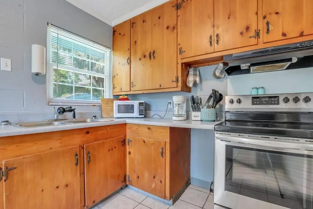 Apartment Gem By The Unit B Walk To Beach, Shops, Bars
