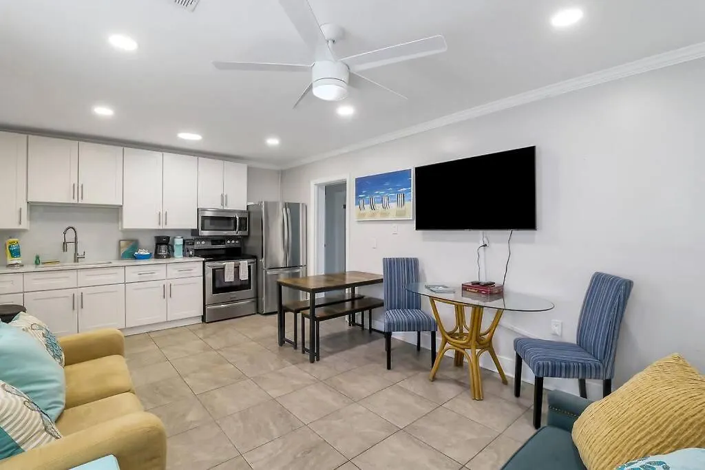 Apartment Coconut Crab Cottage: 4 Bedroom Steps From Beach!