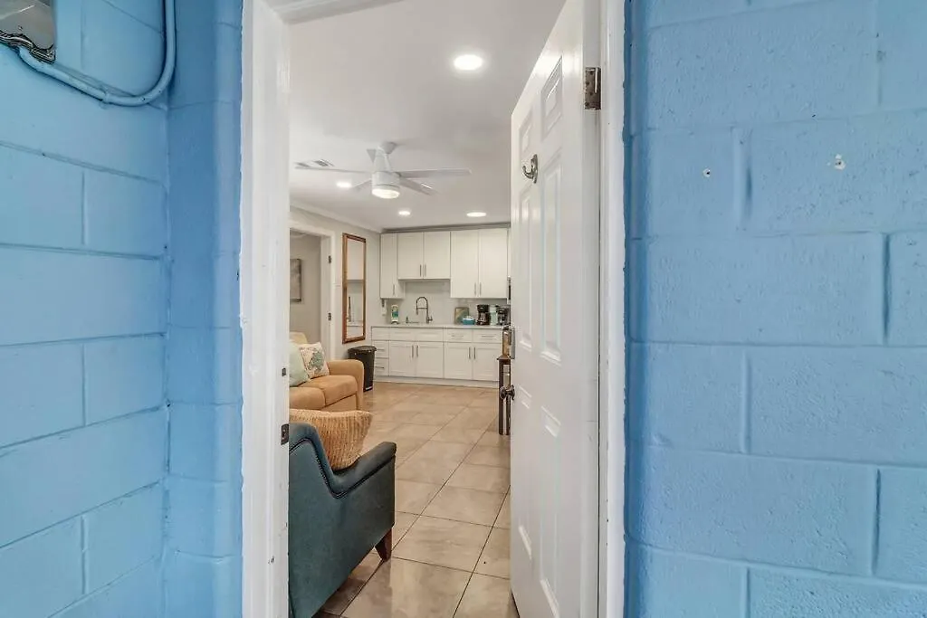 Coconut Crab Cottage: 4 Bedroom Steps From Beach! * Tybee Island