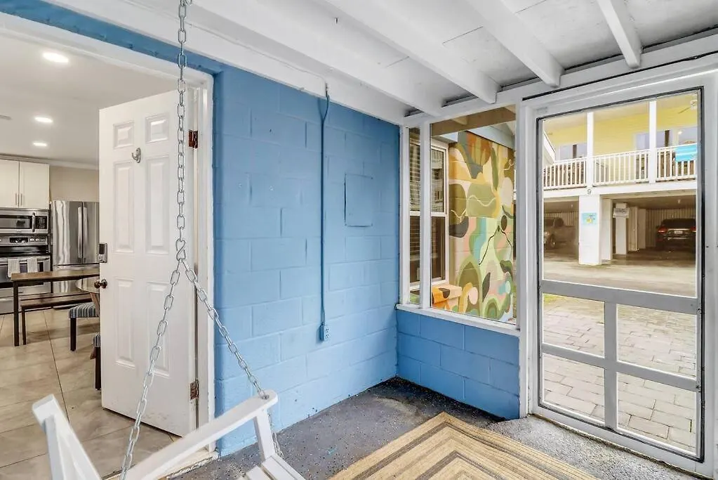 Coconut Crab Cottage: 4 Bedroom Steps From Beach! * Tybee Island