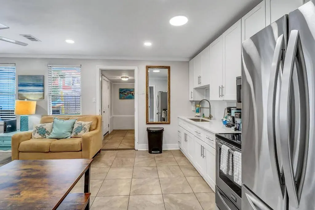 Apartment Coconut Crab Cottage: 4 Bedroom Steps From Beach! *