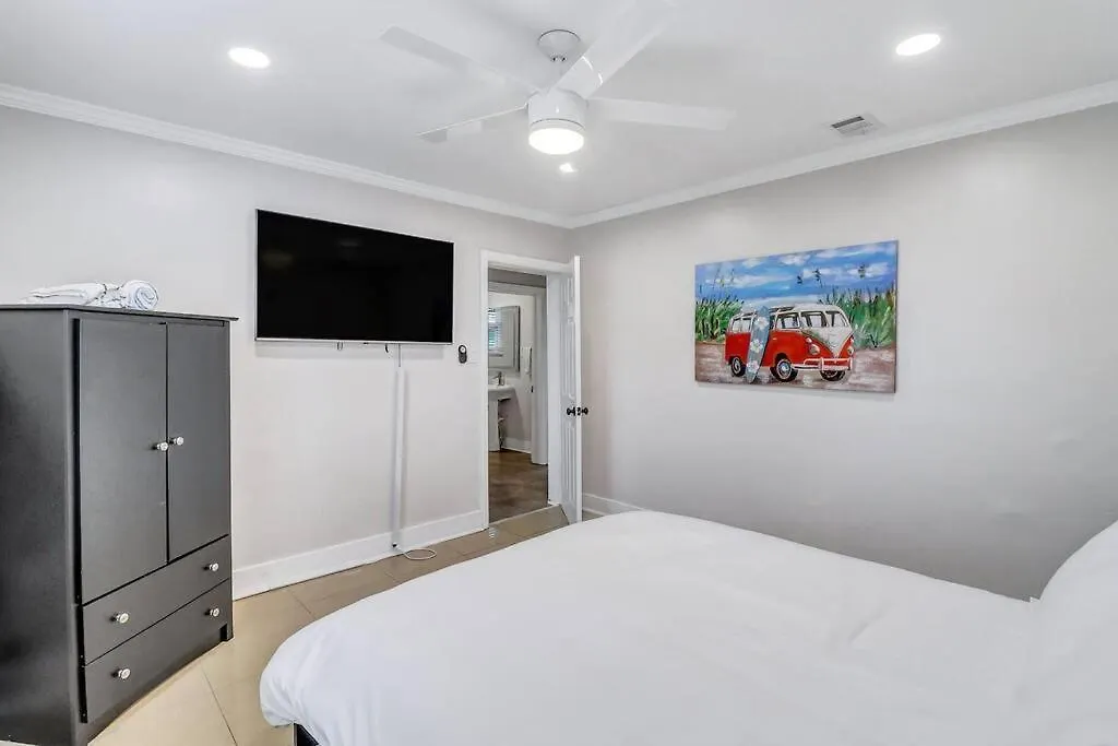 Coconut Crab Cottage: 4 Bedroom Steps From Beach!