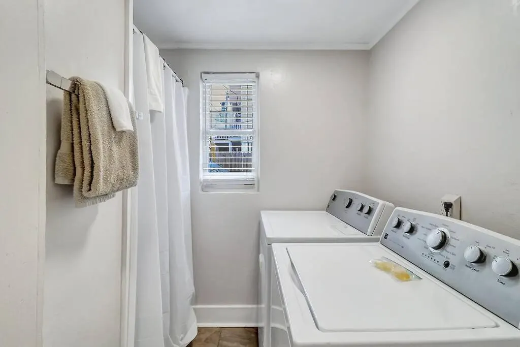 Coconut Crab Cottage: 4 Bedroom Steps From Beach!
