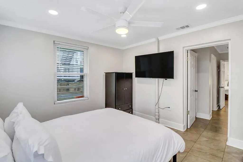 Coconut Crab Cottage: 4 Bedroom Steps From Beach! Apartment *