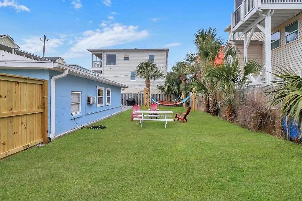 Coconut Crab Cottage: 4 Bedroom Steps From Beach! *