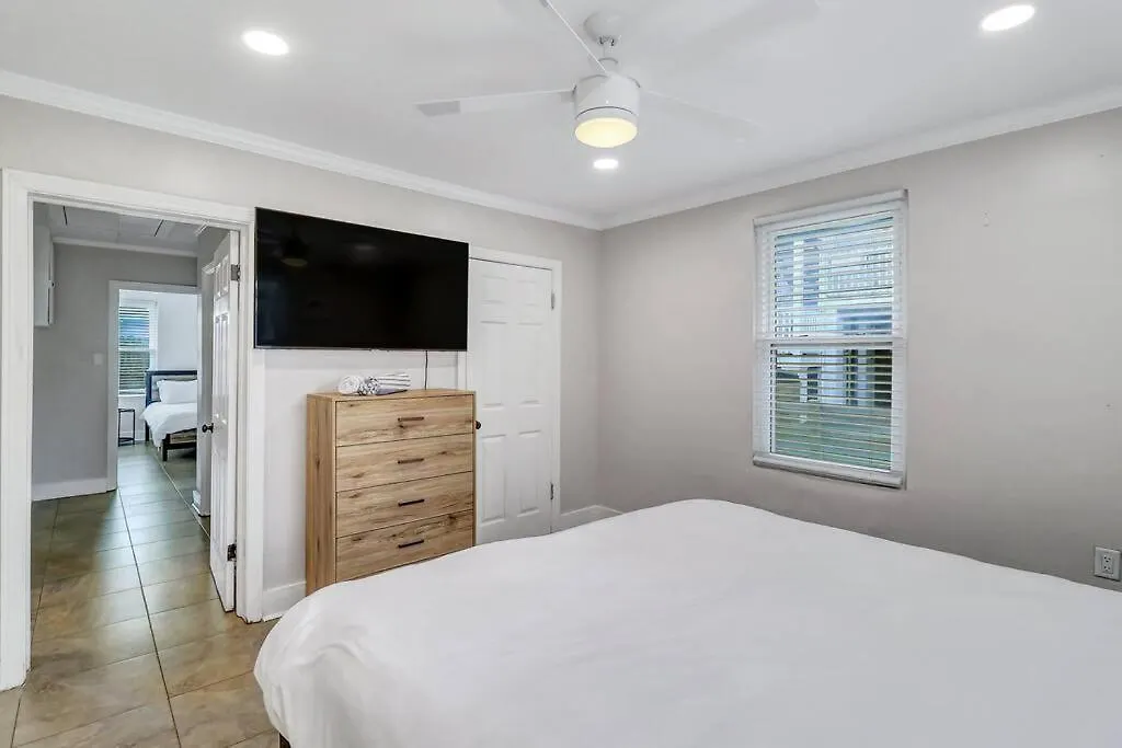 Apartment Coconut Crab Cottage: 4 Bedroom Steps From Beach!