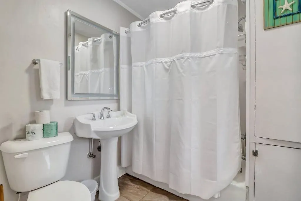 Coconut Crab Cottage: 4 Bedroom Steps From Beach! Tybee Island