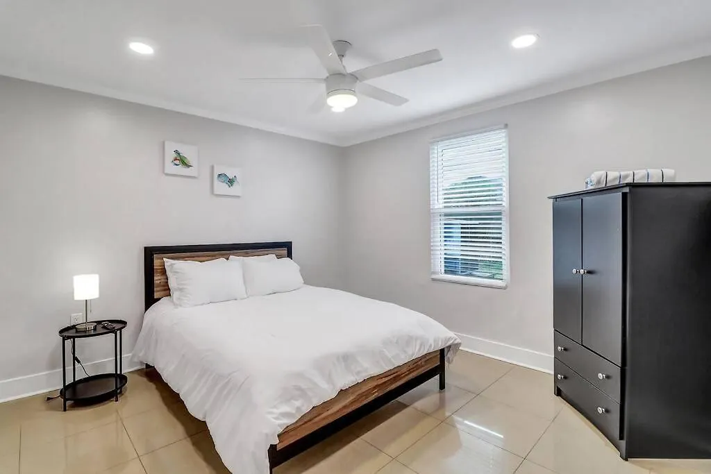 Coconut Crab Cottage: 4 Bedroom Steps From Beach! Apartment Tybee Island