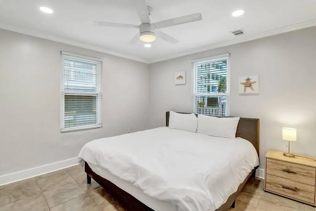 Coconut Crab Cottage: 4 Bedroom Steps From Beach! Tybee Island