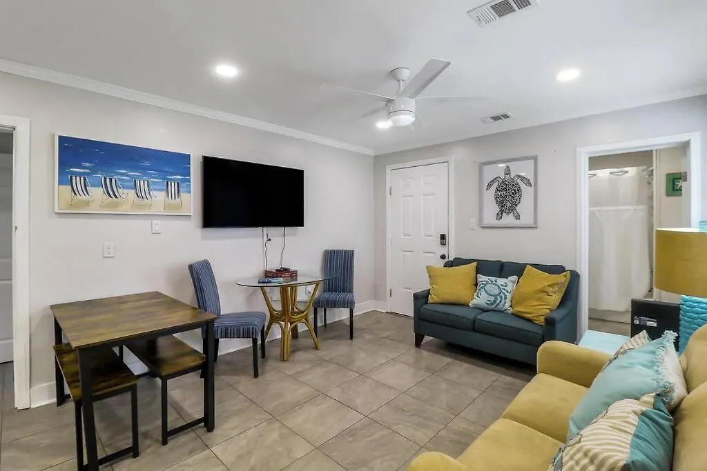 Apartment Coconut Crab Cottage: 4 Bedroom Steps From Beach! Tybee Island