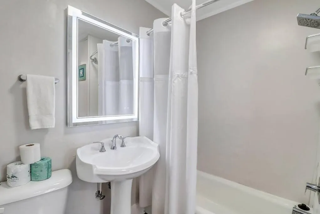 Coconut Crab Cottage: 4 Bedroom Steps From Beach! * Tybee Island