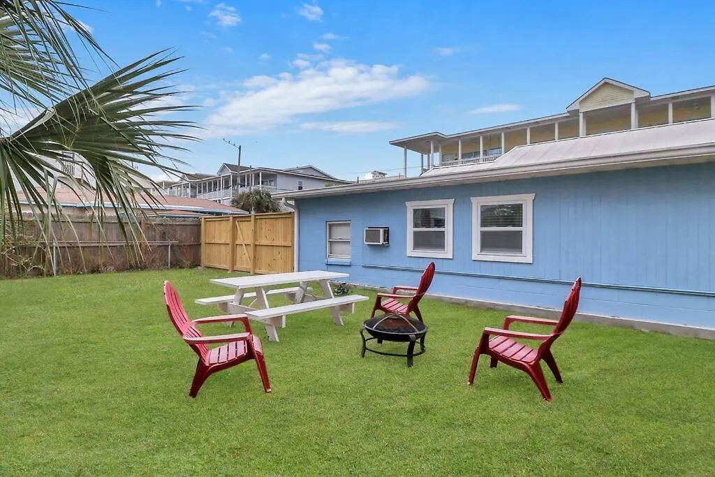 Coconut Crab Cottage: 4 Bedroom Steps From Beach! *