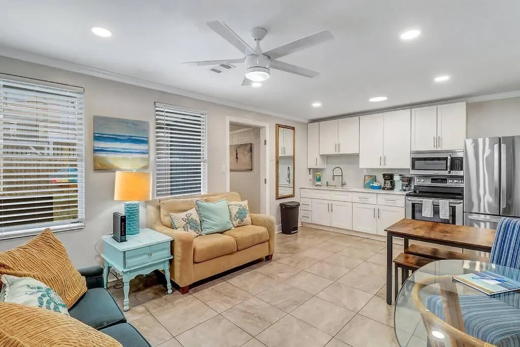 Coconut Crab Cottage: 4 Bedroom Steps From Beach! Apartment *