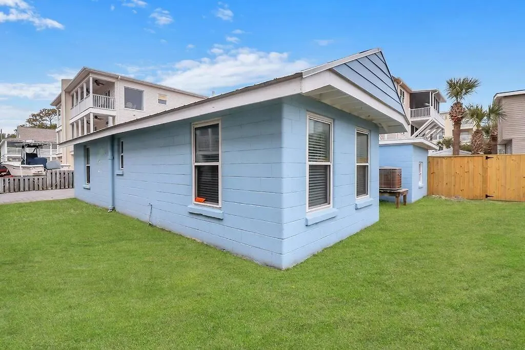 Coconut Crab Cottage: 4 Bedroom Steps From Beach! * Tybee Island