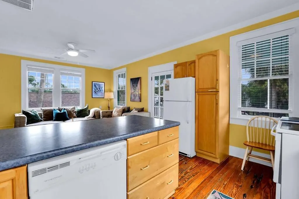 Splash Upper Unit. Heated Pool Walk To Beach!