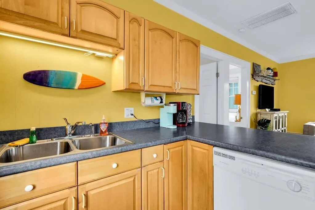 Splash Upper Unit. Heated Pool Walk To Beach!
