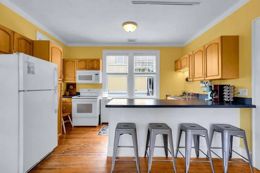 Apartment Splash Upper Unit. Heated Pool Walk To Beach!