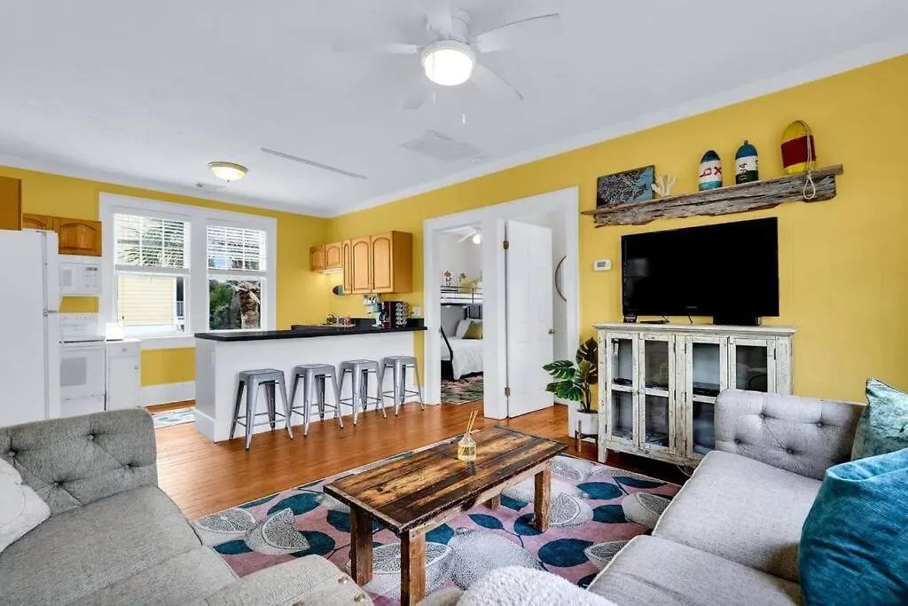 Apartment Splash Upper Unit. Heated Pool Walk To Beach! *
