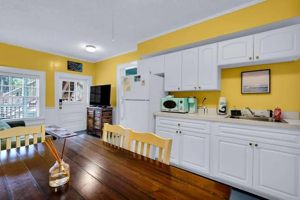 Splash Lower Unit: Heated Pool & Walk To Beach Apartment