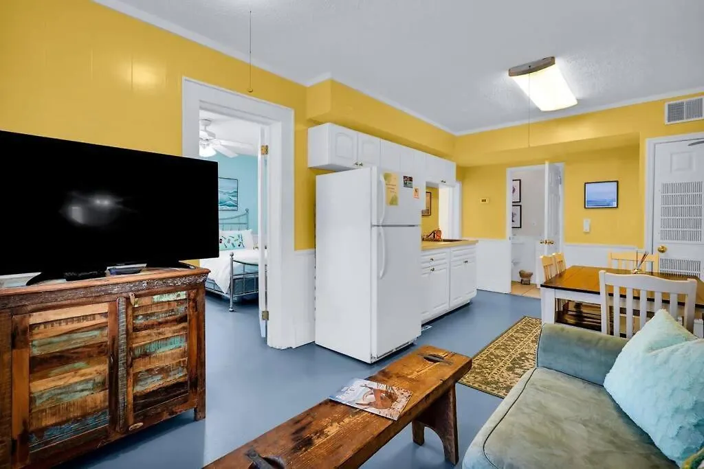 Splash Lower Unit: Heated Pool & Walk To Beach Apartment