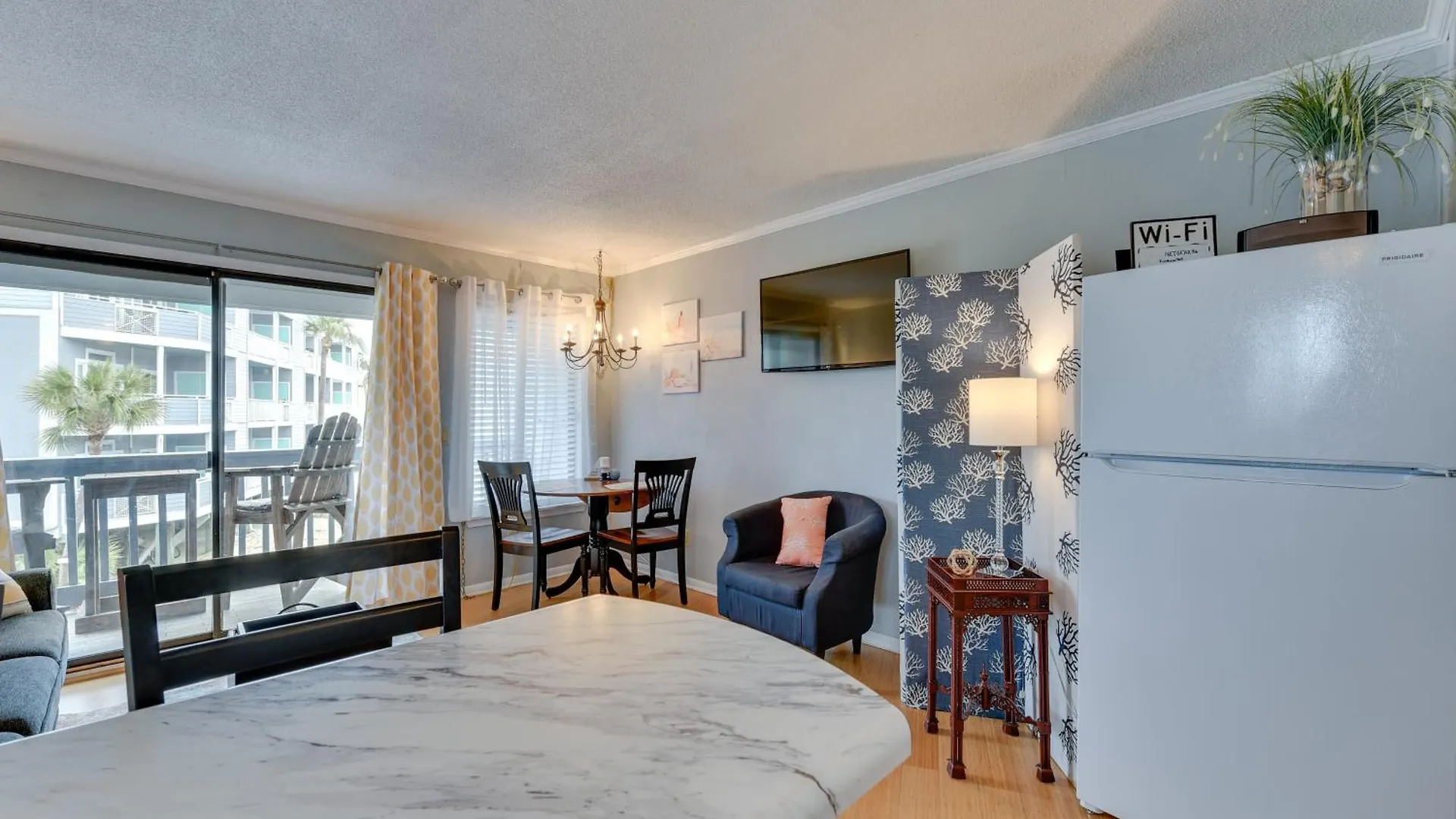 Breezy - 100 Yards From Beach! Apartment *