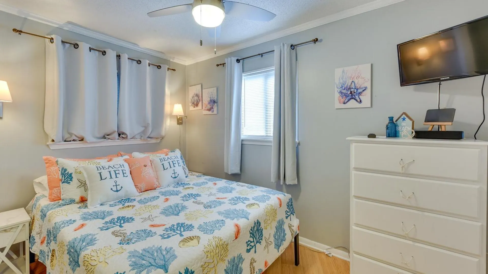 Breezy - 100 Yards From Beach!