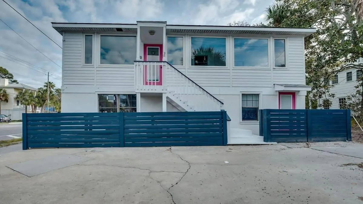 Flamingle In Fuchsia- Whole House- Walk To Beach! Holiday home