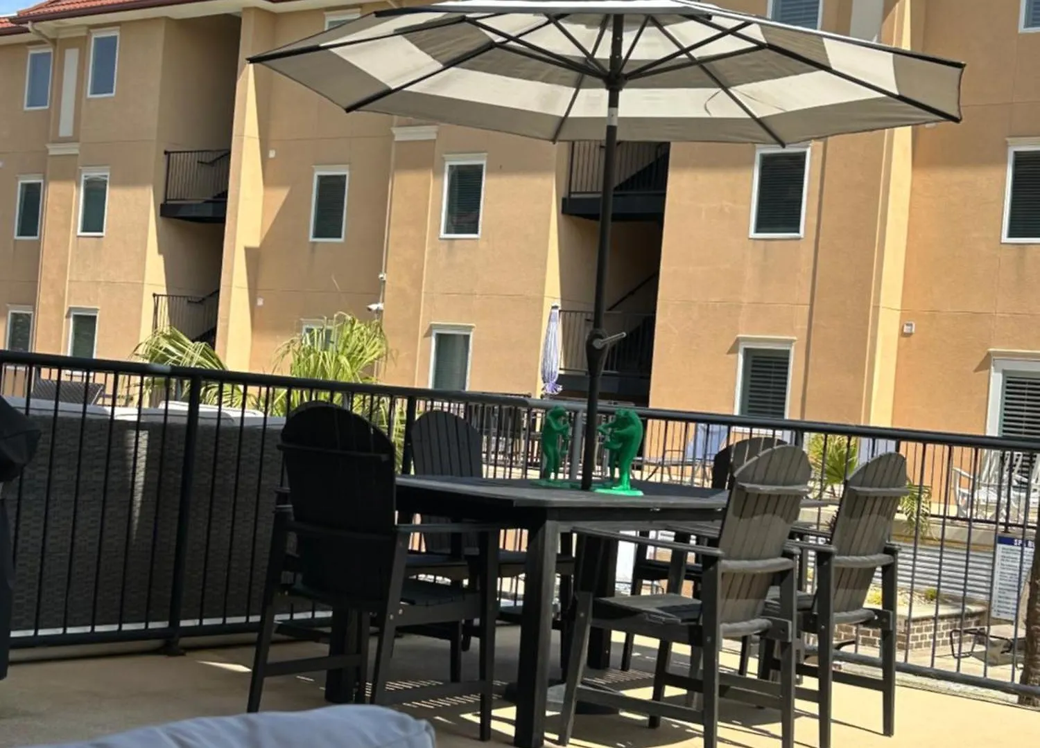 Holiday home Unique 3br, 1 Of 5 W/huge Poolside Patio, Steps To & Pier, Gated *