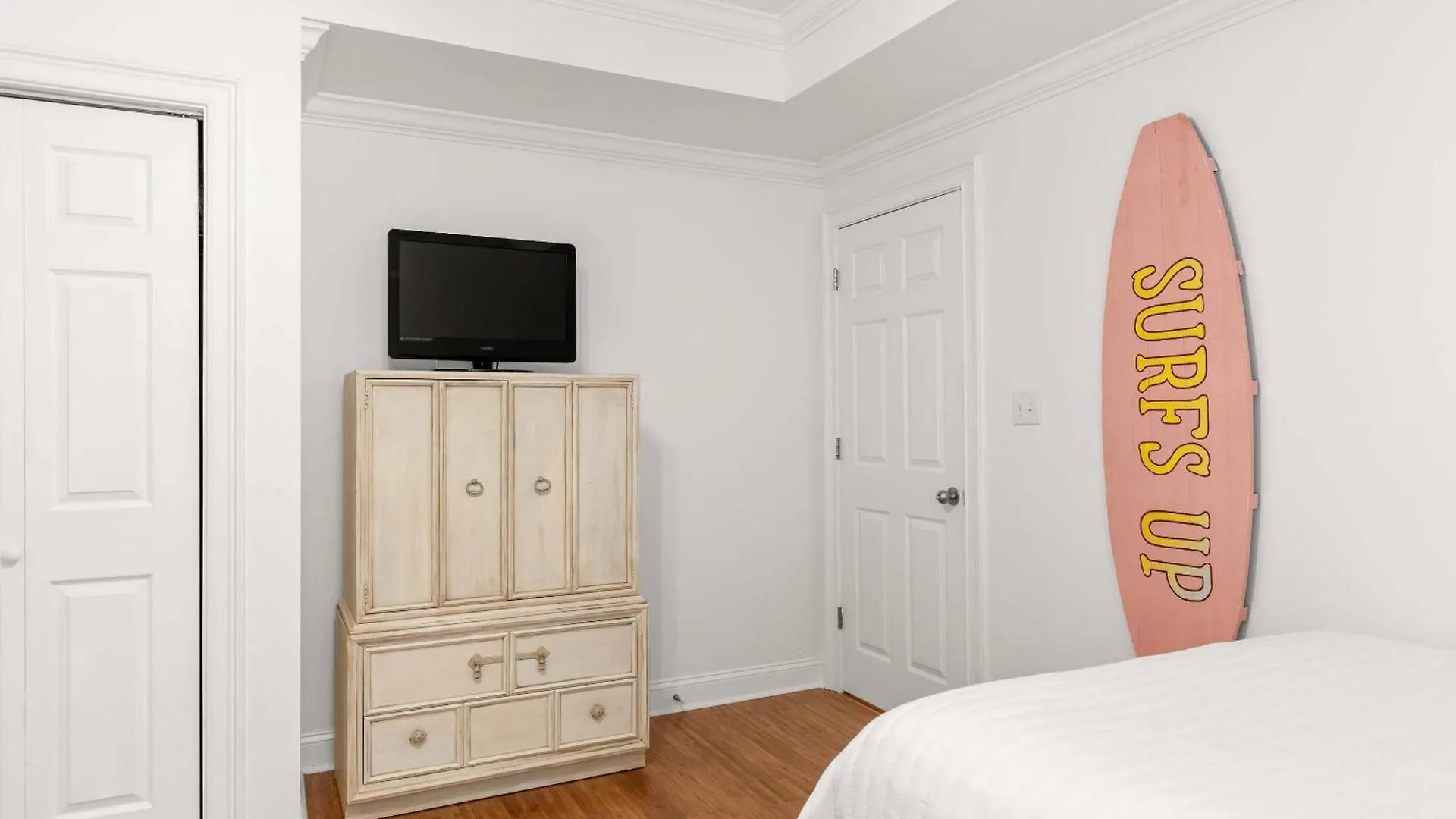 Brass Rail 106 Apartment