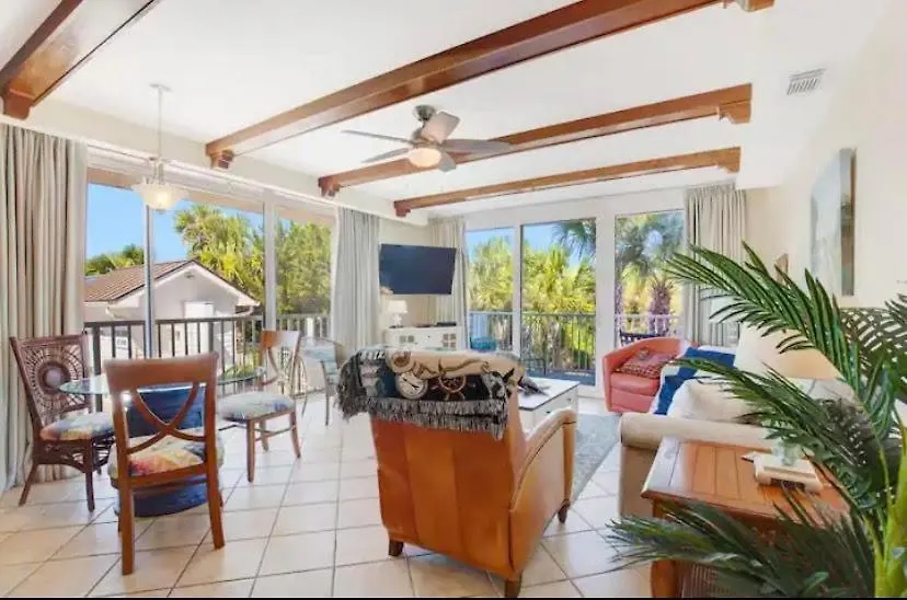 Beachfront W Ocean Views And Pool Apartment