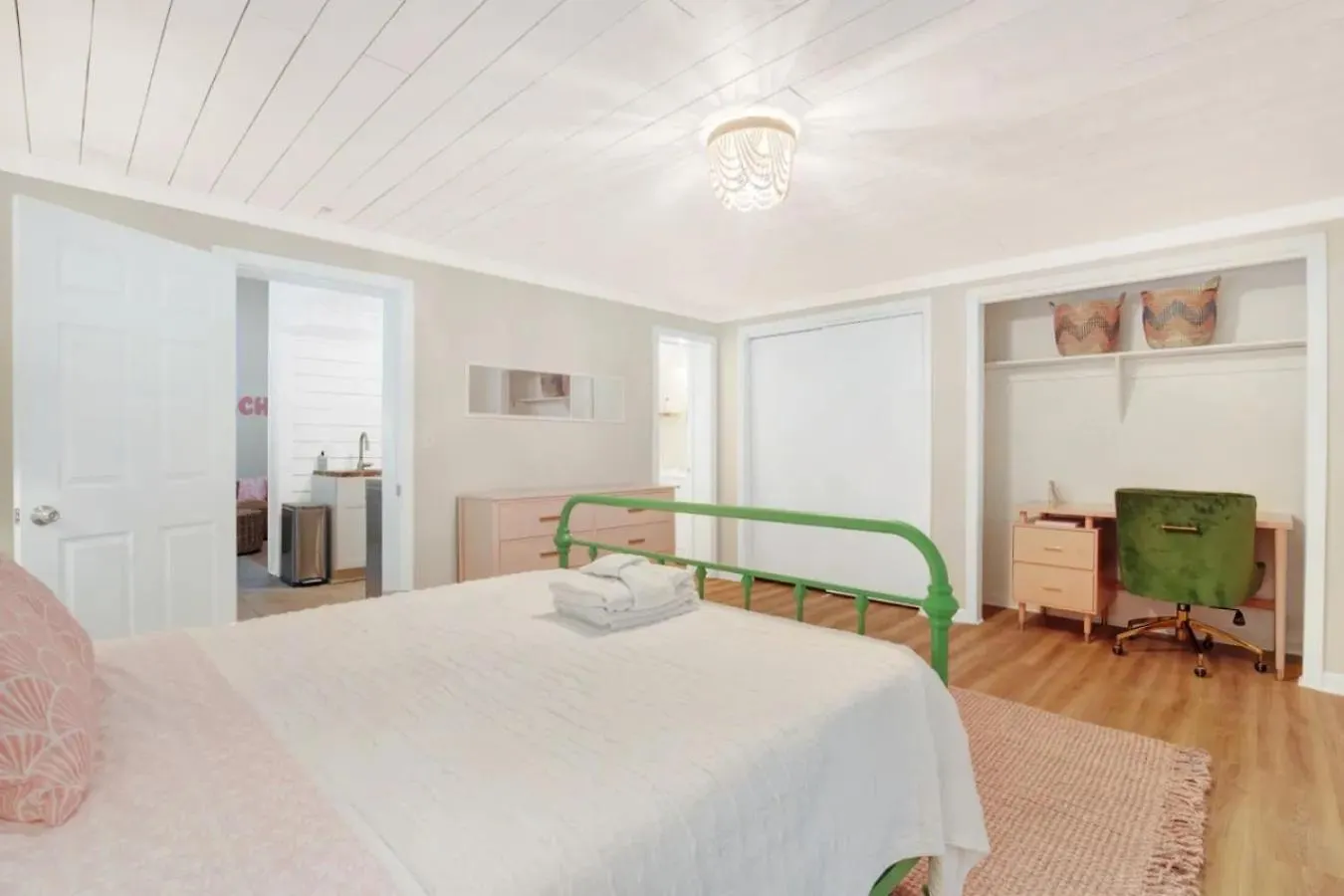 6 Bed 4 Ba Style W Heated Pool Apartment