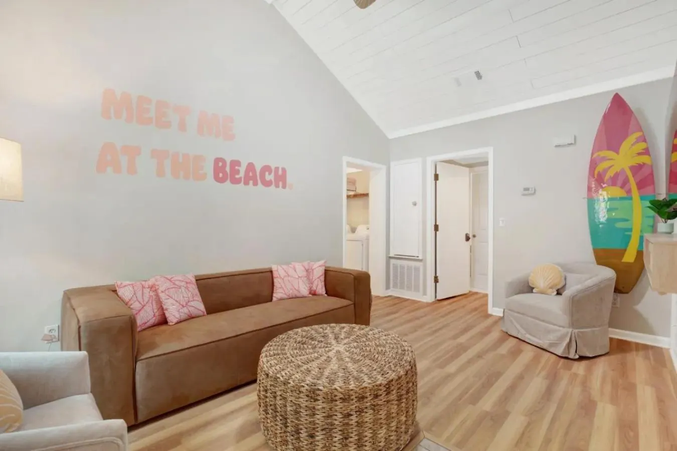 6 Bed 4 Ba Style W Heated Pool Apartment *