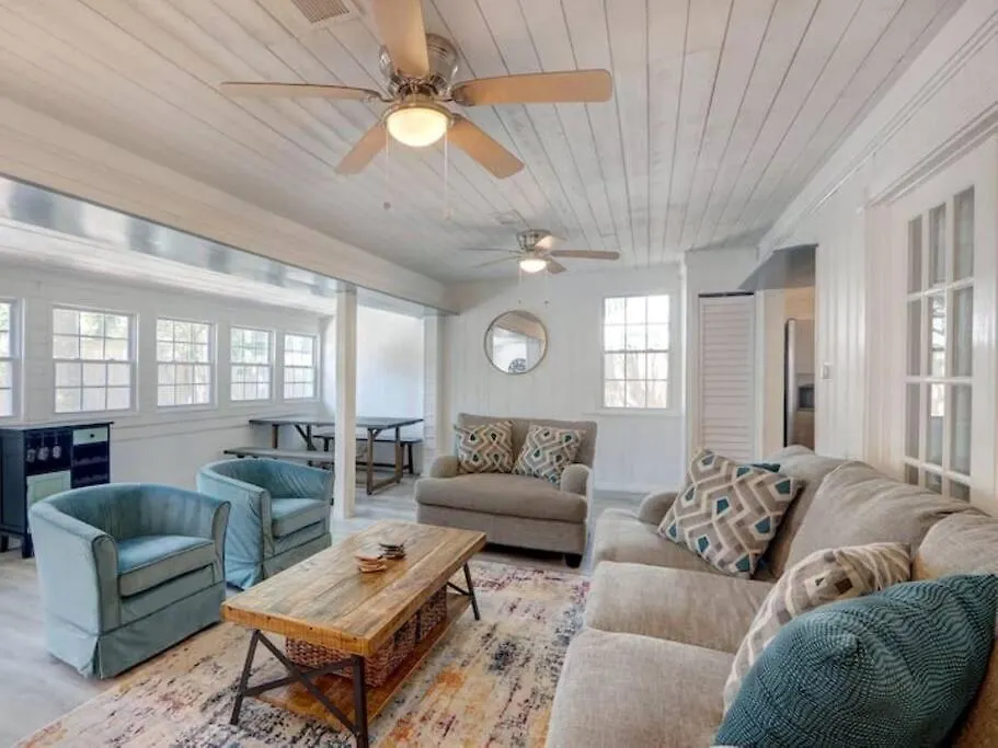 4 Minute Walk To North Beach! Classic Cottage! * Tybee Island