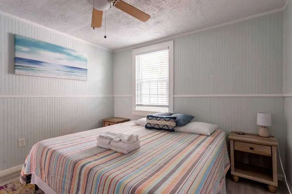 4 Minute Walk To North Beach! Classic Cottage! Holiday home Tybee Island